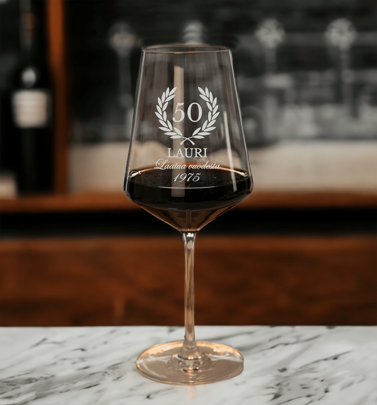 Viinilasi kaiverruksella, syntymäpäivälahja