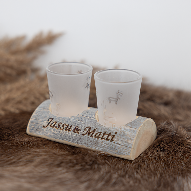 Snapsilasit ja keloteline kaiverruksella, kirkas