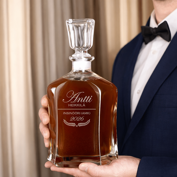 Viskikarahvi kaiverruksella, valmistujaislahja