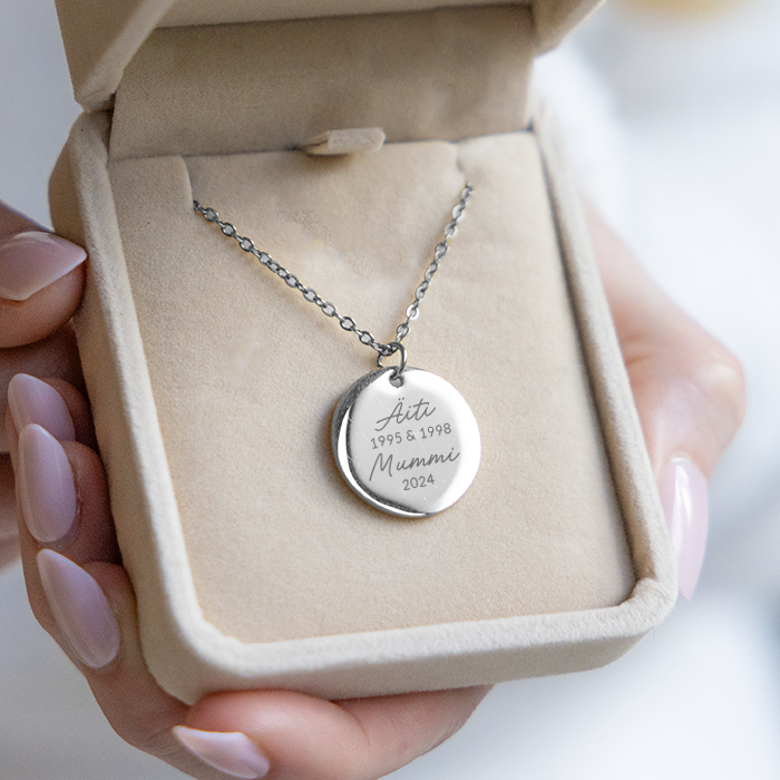 Pyöreä naisten kaulakoru kaiverruksella, äiti & mummo - Image 2