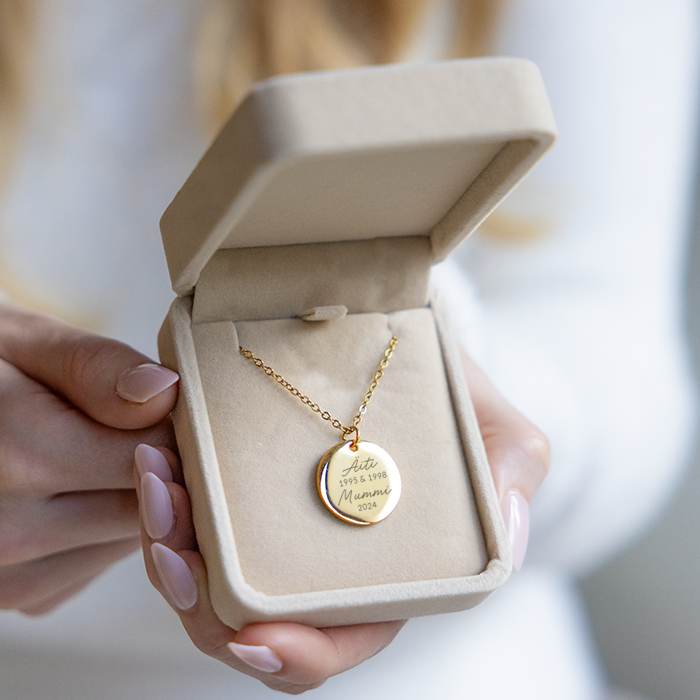 Pyöreä naisten kaulakoru kaiverruksella, äiti & mummo - Image 3