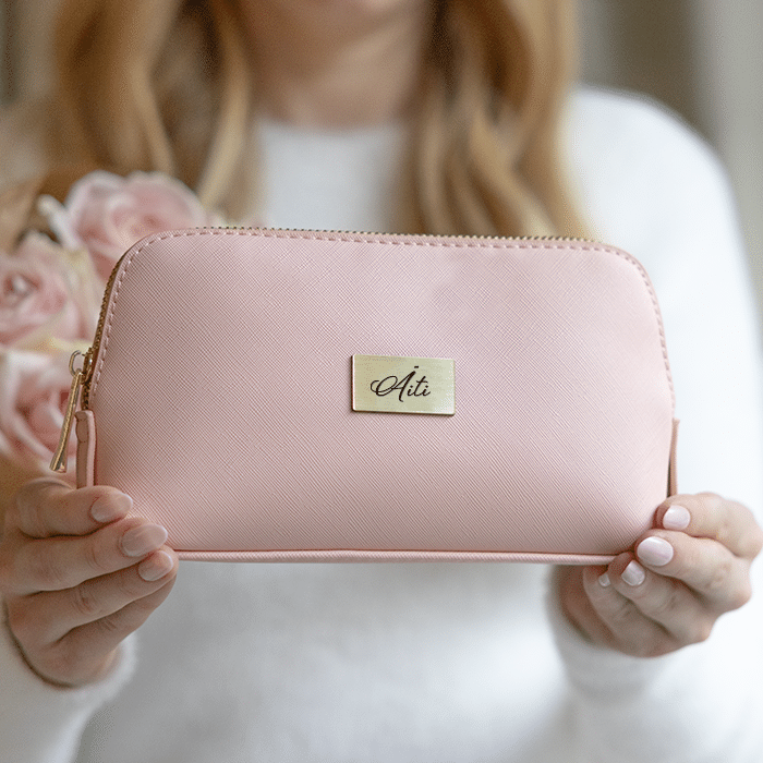 Meikkilaukku nimellä, äitienpäivälahja