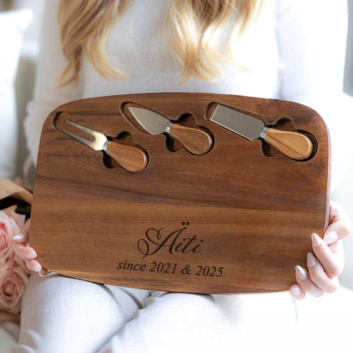 Tarjoilulauta ja juustoveitset kaiverruksella, äiti