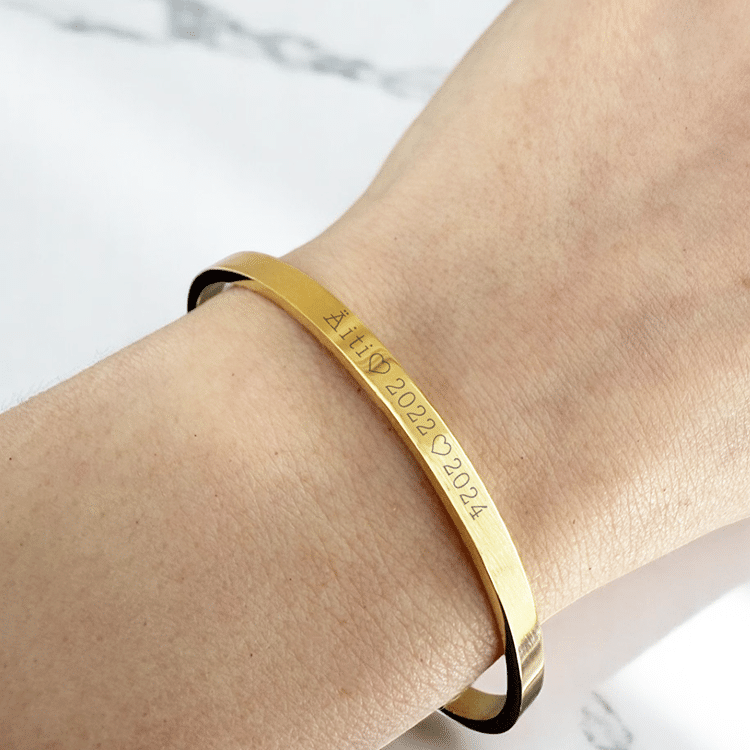 Rannekoru äiti-kaiverruksella