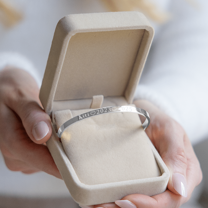 Naisten rannekoru kaiverruksella, äiti