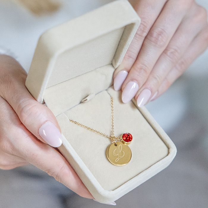 Koru kaiverruksella, punainen