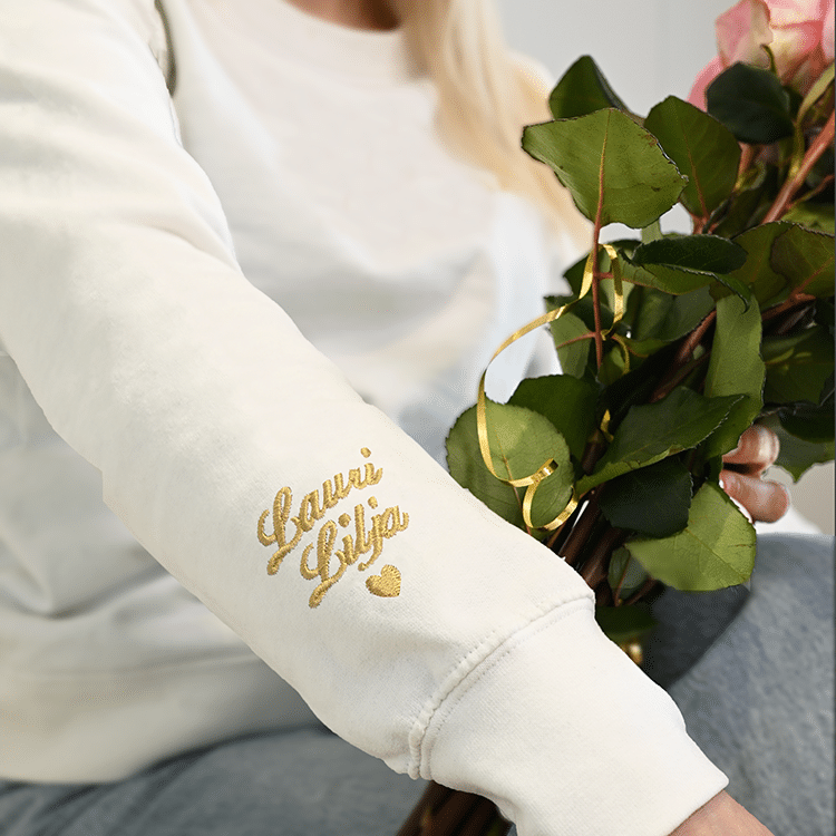 Collegepaita, kirjailu hihaan