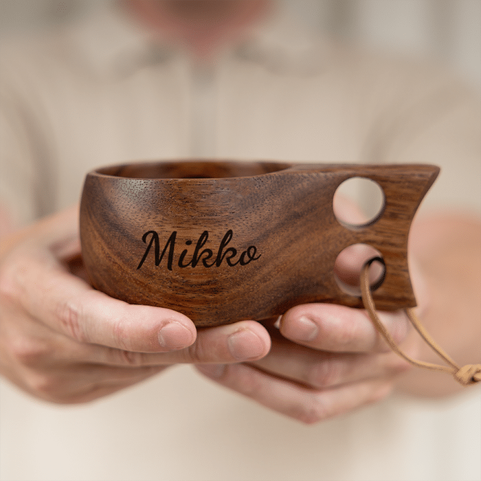 Kuksa kaiverruksella, tumma