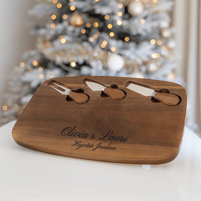 Tarjoilulauta ja juustoveitset kaiverruksella, joulu