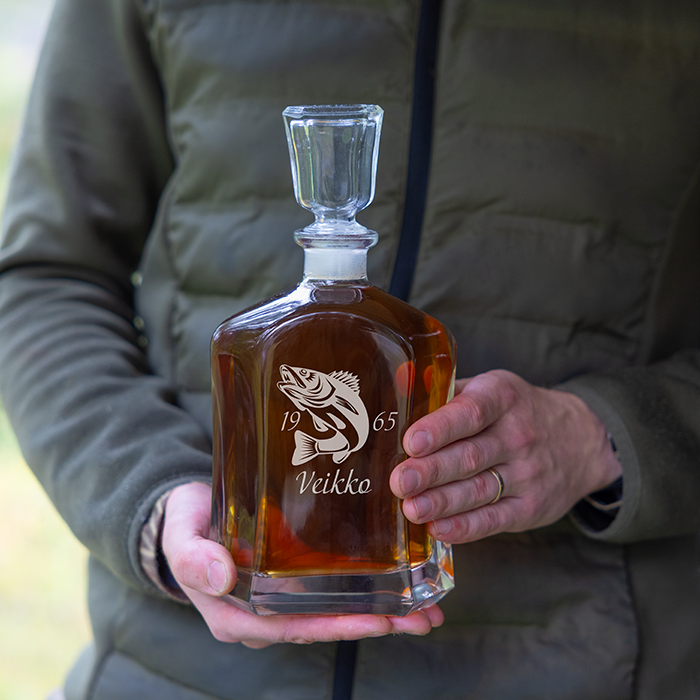 Viskikarahvi kaiverruksella, kalastus