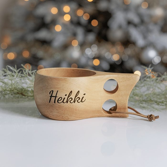 Kuksa kaiverruksella, vaalea