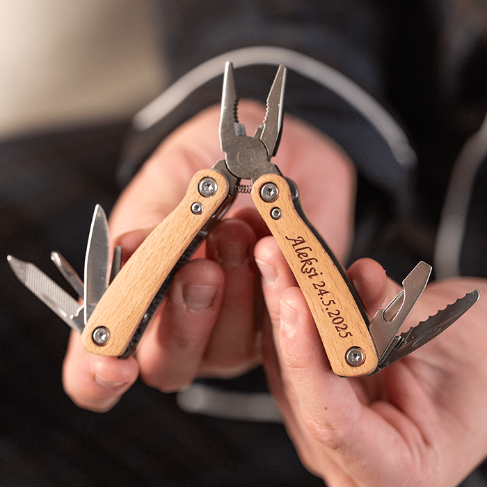 Monitoimityökalu kaiverruksella