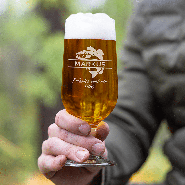 Olutlasi kaiverruksella, kalastus