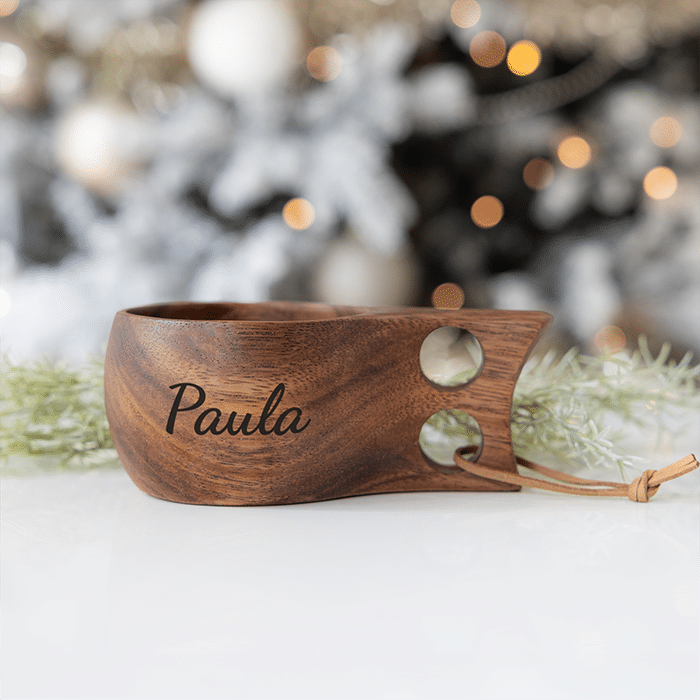 Kuksa kaiverruksella, tumma