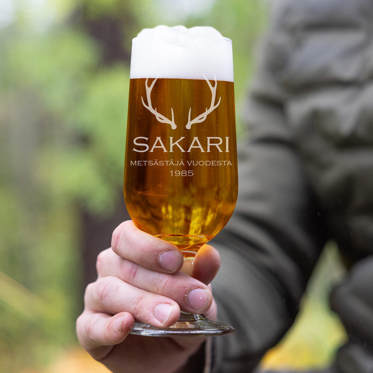 Olutlasi kaiverruksella – Sarvet