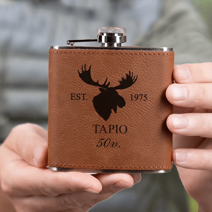 Taskumatti, hirvi ja kaiverrus