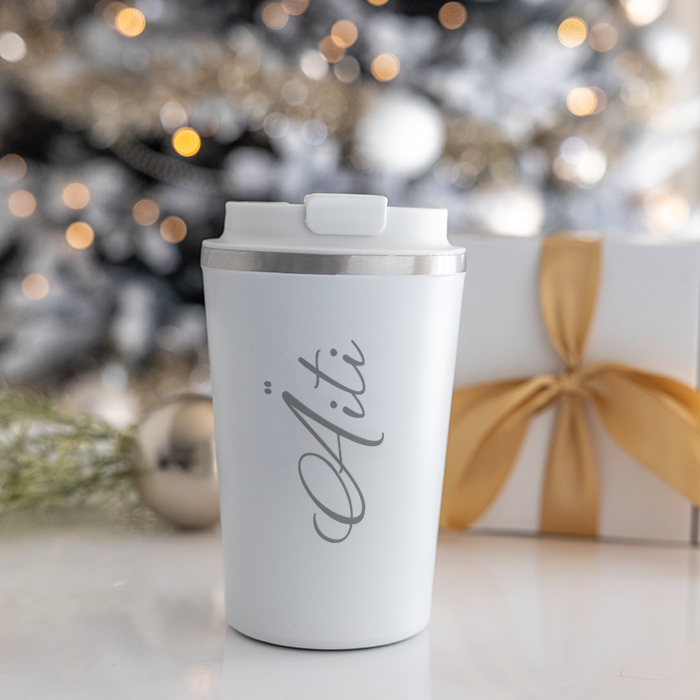 Termosmuki kaiverruksilla