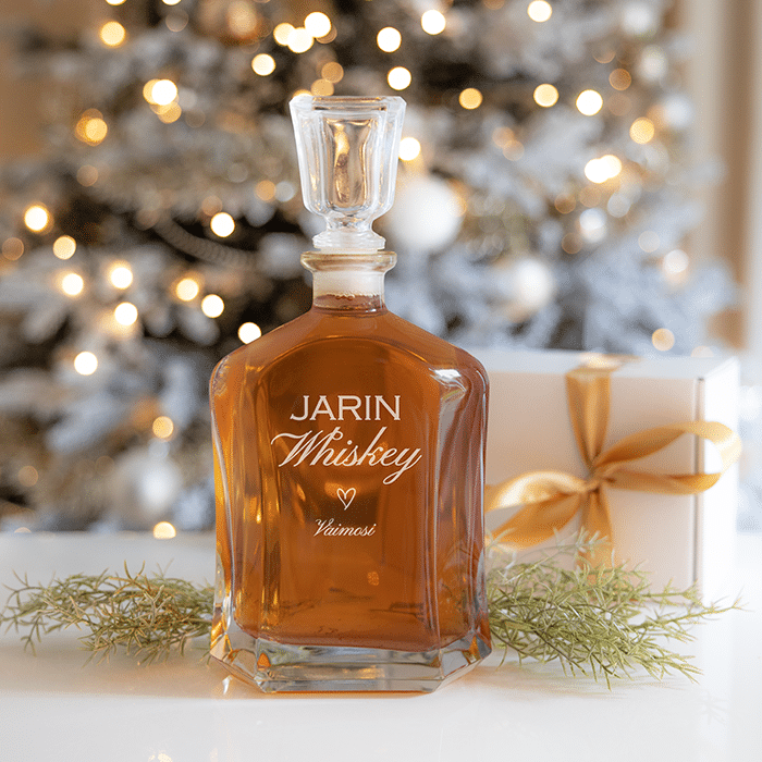 Viskikarahvi kaiverruksella, joulu