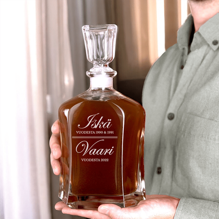 Viskikarahvi kaiverruksella