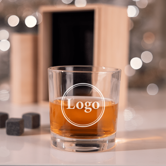 Viskilasi ja viskikivet logolla