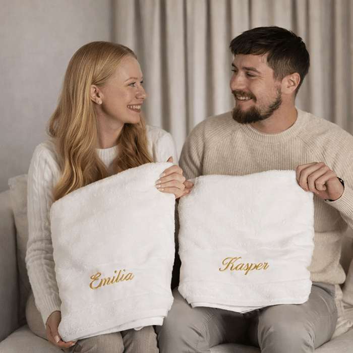 Nimikoitu pyyhesetti kahdelle