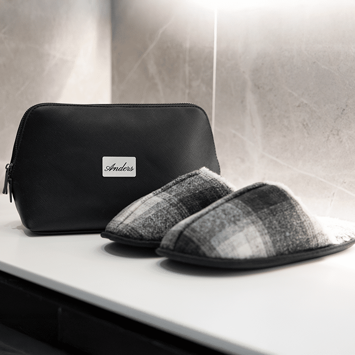 Miesten toilettilaukku ja tohvelit