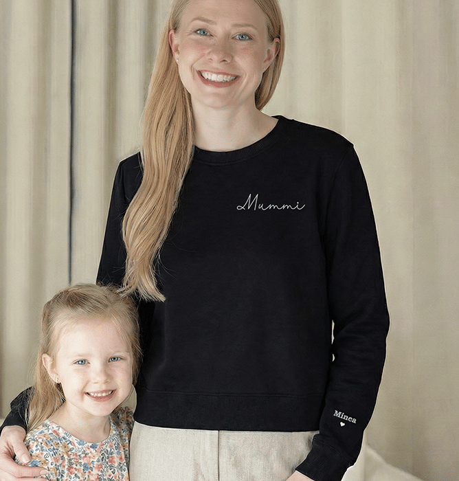 Musta collegepaita omalla tekstillä, äitienpäivälahja - Image 3